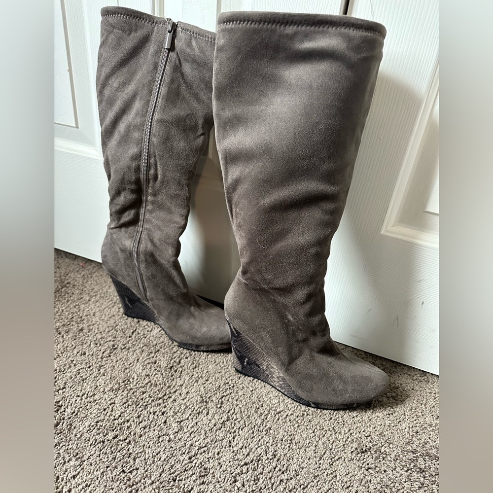 Wedge snakeskin suede boots